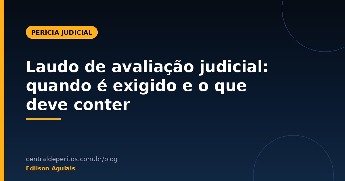 Perito analisando documentos e planilhas para elaborar laudo de avaliação judicial