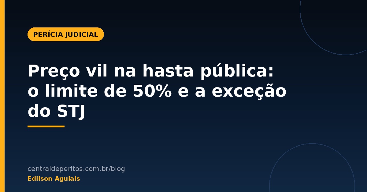 Martelo de leiloeiro sobre documentos de hasta pública judicial
